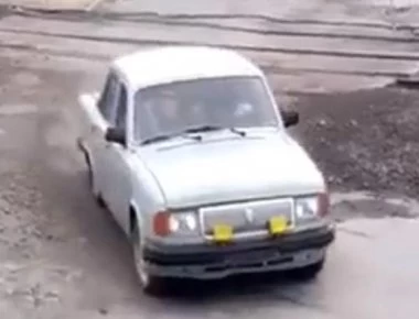 Ούτε ένας, ούτε δύο – 17 άτομα χώρεσαν σε ένα αμάξι – Δείτε πως (βίντεο)